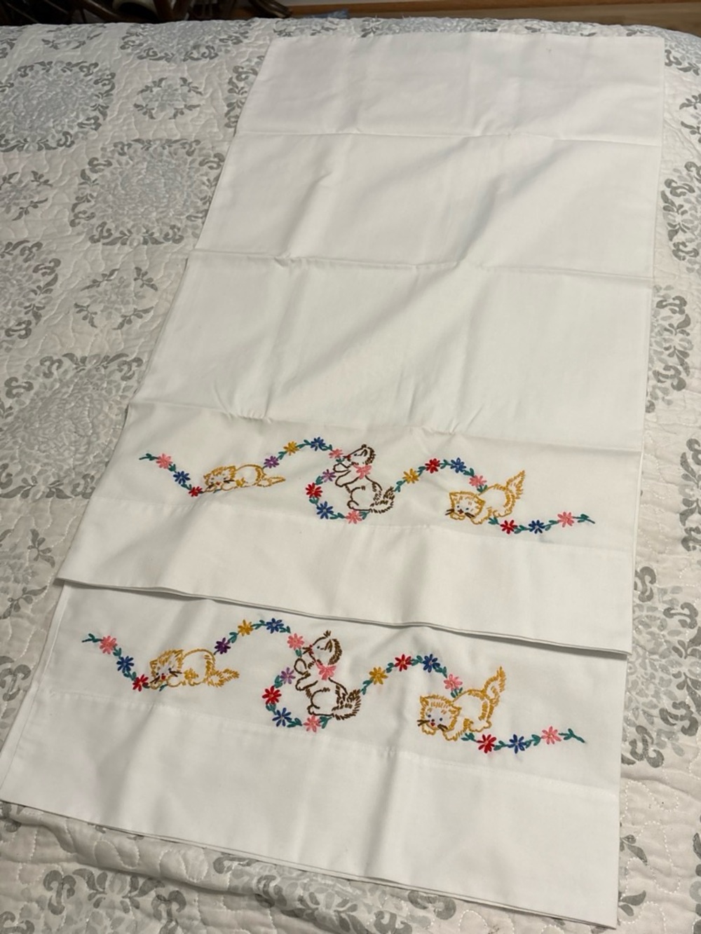 Vintage Pair Hand Embroidered White Pillowcases Orange Flower
Vine 3 Kittens - Picture 5 of 14
